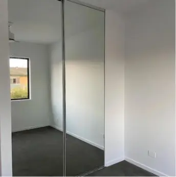 Built-in wardrobe with mirrored sliding doors